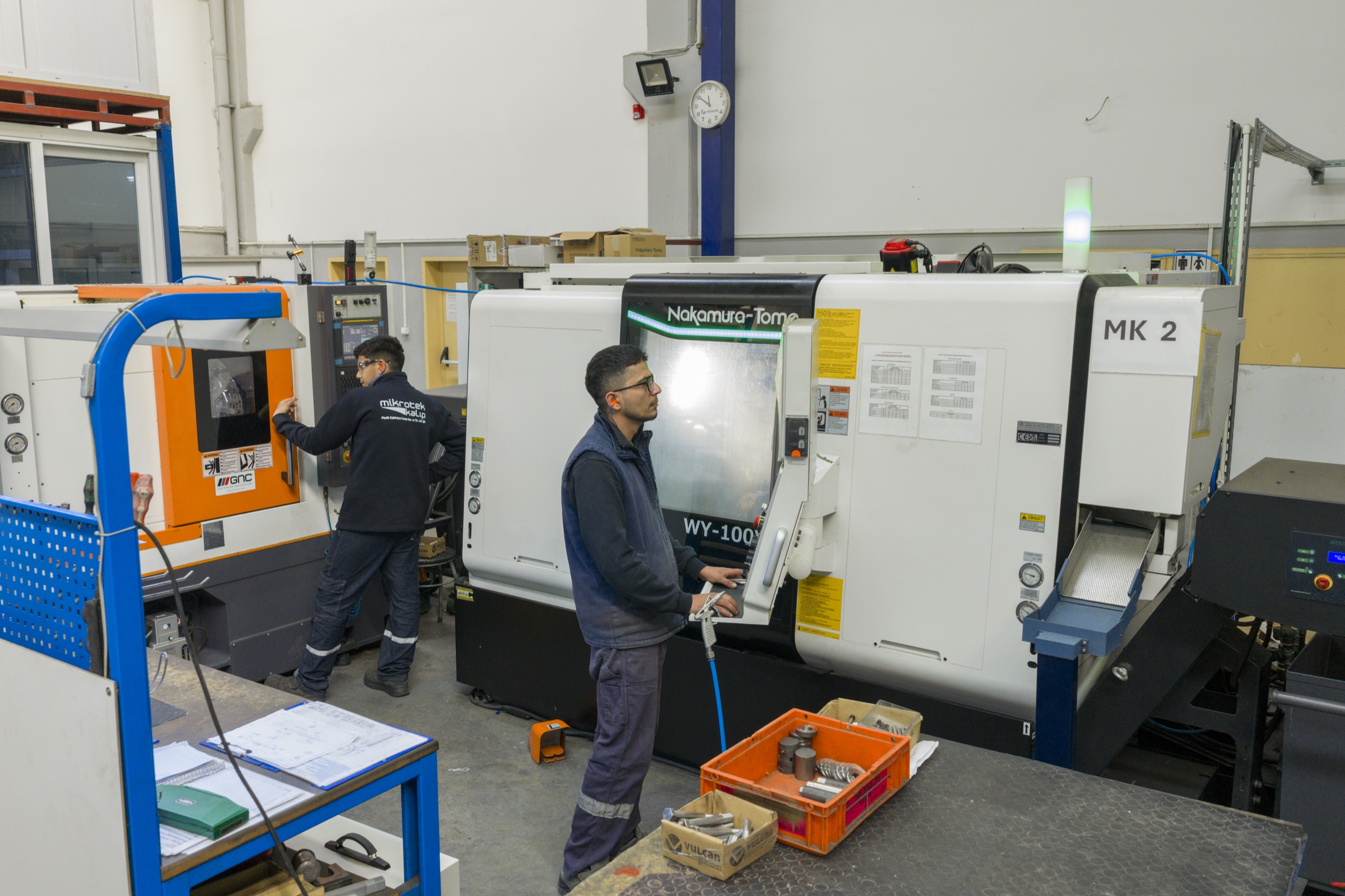 CNC tezgahlarının başında çalışan Mikrotek Kalıp ekibi