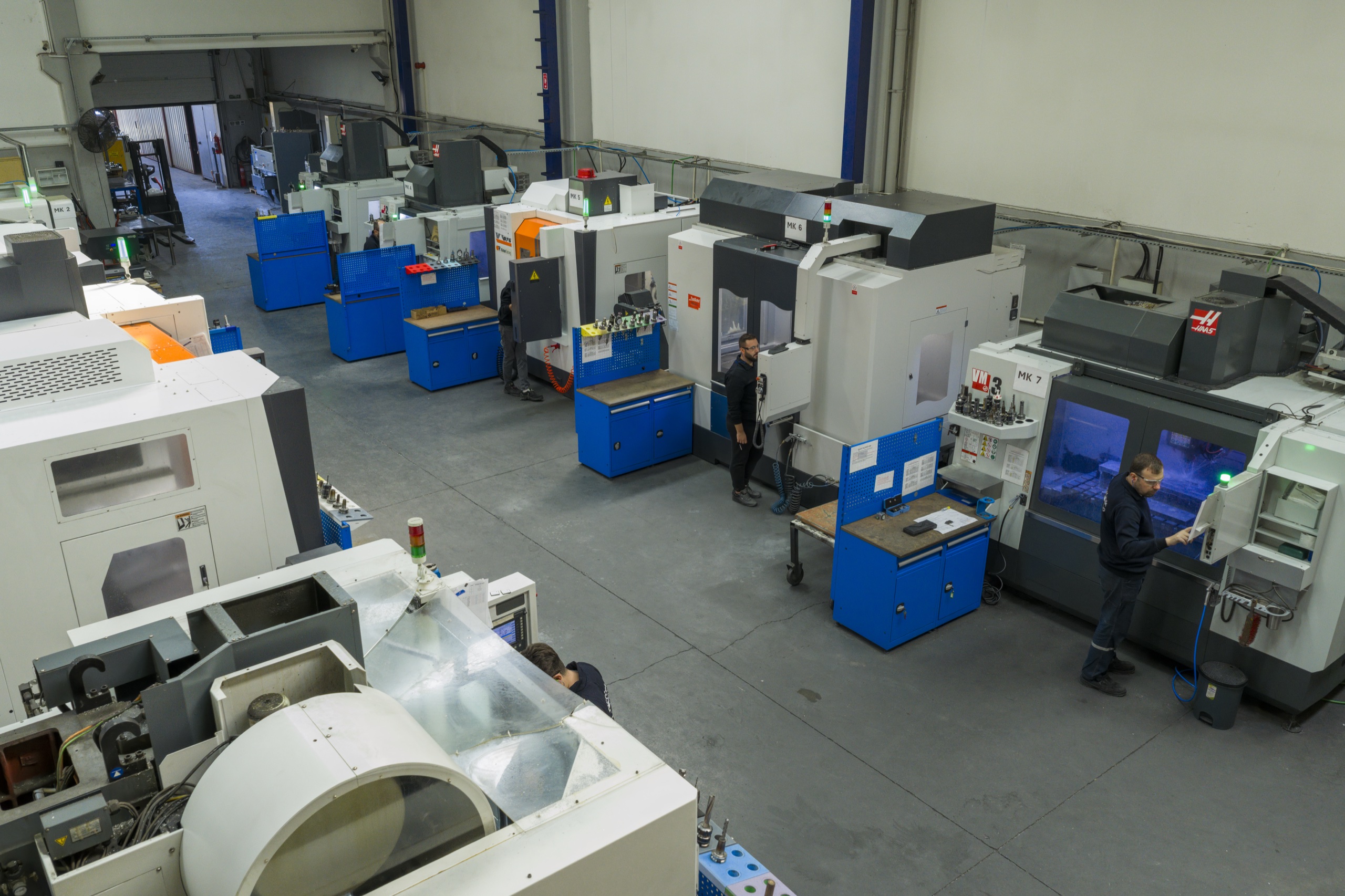 Mikrotek Kalıp üretim alanı: CNC tezgahları ve operatörler